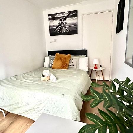 Private Bedrooms In A Flat! Home Away From Home! Shared Bathroom London Eksteriør bilde